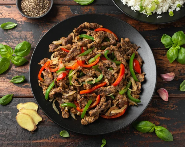 Soğan ve dolmalık biberli gevrek tuz ve biber..