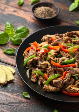 Soğan ve dolmalık biberli gevrek tuz ve biber..