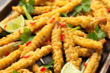 Fried Vegan jackfruit and oyster prawns in crispy batter.