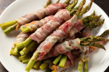 Domuz pastırmasına sarılı ızgara kuşkonmaz..