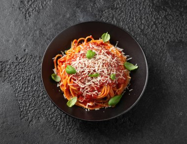 İtalyan marinara soslu spagetti makarna taze fesleğen, zeytin ve pecorino peyniri ile servis edilir..