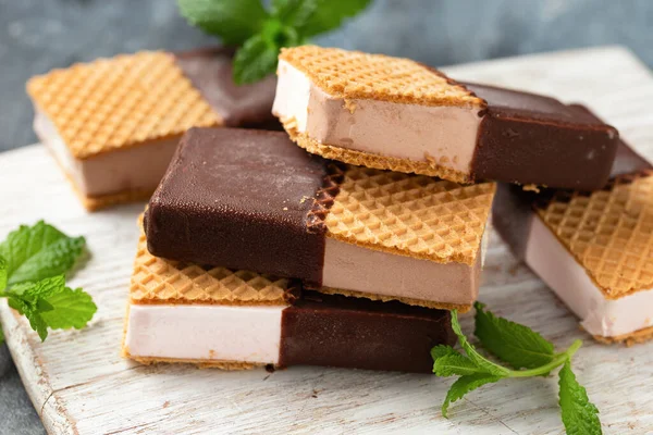 Ice Cream Sandwich Con Cioccolato Wafer — Foto Stock