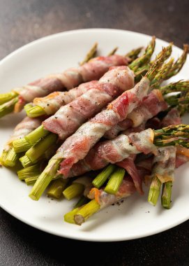 Domuz pastırmasına sarılı ızgara kuşkonmaz..