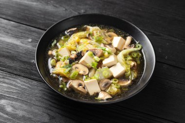 Mantarlı lahana tofu çorbası ve taze soğan.