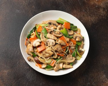 Tavuk Budu Suey beyaz tabakta. Yemeği götür..