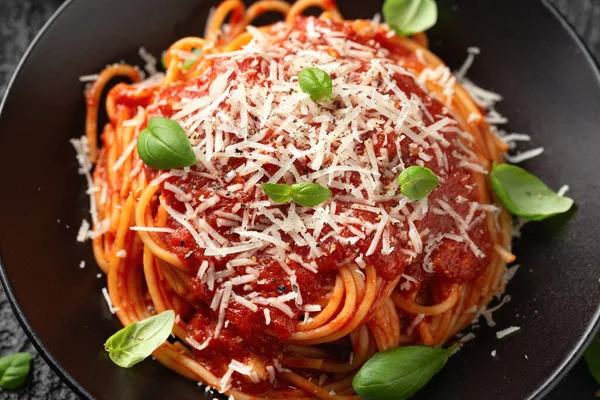 Salsa Marinara Italiana Pasta Espaguetis Servida Con Albahaca Fresca Aceitunas —  Fotos de Stock