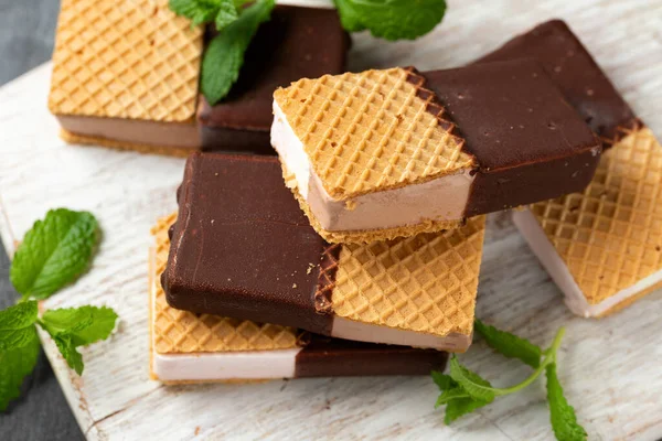 Ice Cream Sandwich Con Cioccolato Wafer — Foto Stock