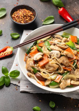 Tavuk Budu Suey beyaz tabakta. Yemeği götür..