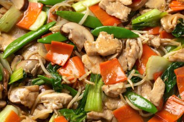 Tavuk Budu Suey beyaz tabakta. Yemeği götür..