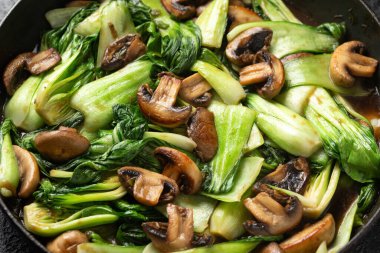 Bok Choy veya Park Choi vejetaryen soslu mantar kızartması. Sağlıklı vejetaryen yemekleri