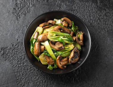 Bok Choy veya Park Choi vejetaryen soslu mantar kızartması. Sağlıklı vejetaryen yemekleri