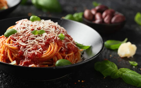 Salsa Marinara Italiana Pasta Espaguetis Servida Con Albahaca Fresca Aceitunas —  Fotos de Stock