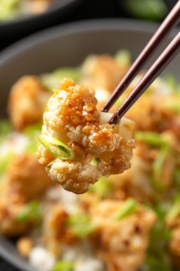 Pirinç, fıstık ve baharatlı Kung Pao Karnabahar. Sağlıklı vejetaryen yemekleri