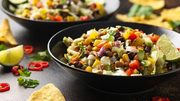 黒豆のメキシコスタイルのサラダ レンズ豆 トウモロコシ サルサとトルティーヤチップとトマトとレタス — ストック写真