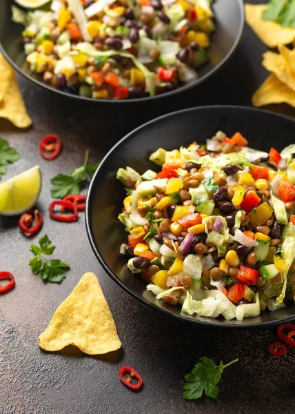 黒豆のメキシコスタイルのサラダ レンズ豆 トウモロコシ サルサとトルティーヤチップとトマトとレタス — ストック写真