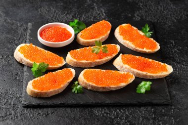 Kırsal kayalıklarda somon kırmızısı havyar sandviçleri..