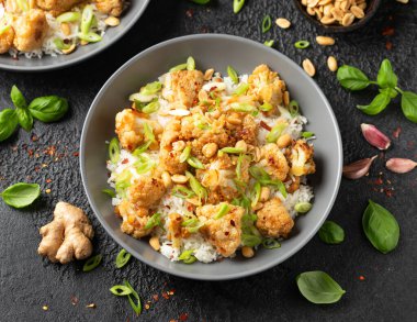 Pirinç, fıstık ve baharatlı Kung Pao Karnabahar. Sağlıklı vejetaryen yemekleri