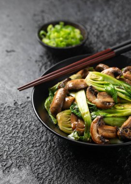 Bok Choy veya Park Choi vejetaryen soslu mantar kızartması. Sağlıklı vejetaryen yemekleri