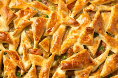 Dökme demir tavada servis edilen pastırmalı tavuklu börek ve puf böreği. Rahatlatıcı gıda konsepti