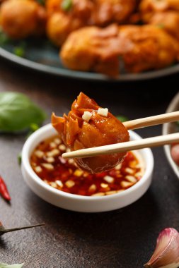 Karides ve domuz dolgulu kızarmış Wonton. Asya yemekleri.