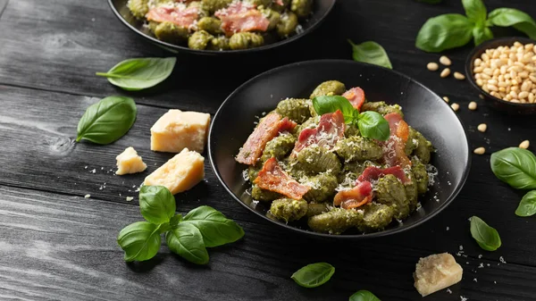Italiensk Potatisgnocchi Med Grön Pestosås Bacon Och Parmesanost Hälsosam Mat — Stockfoto