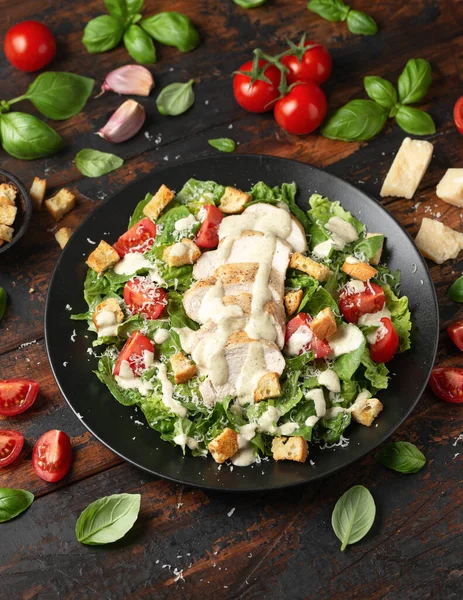 Ein Köstlicher Hühnchen Caesar Salat Mit Parmesan Tomaten Croutons Und — Stockfoto