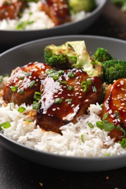 Brokolili teriyaki domuz eti, taze soğan ve pilav..