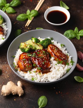 Brokolili teriyaki domuz eti, taze soğan ve pilav..