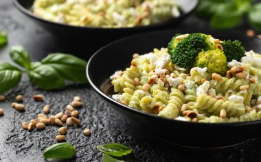 Çam fıstıklı kremalı brokoli peynirli makarna. Sağlıklı yemek..