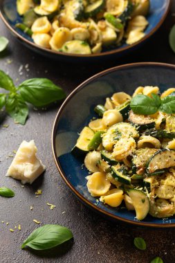 Limon, kabak, kabak ve kuşkonmazla doldurulmuş Orecchiette makarna..