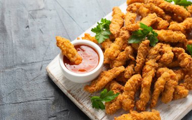 Beyaz tahta üzerinde acı biber soslu kıtır kıtır tavuk..