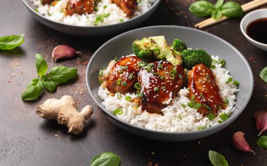 Brokolili teriyaki domuz eti, taze soğan ve pilav..