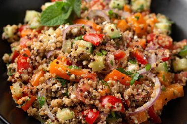 Domatesli, kırmızı ve beyaz kinoa tabbouleh salatası, paprika ve nane. Vejetaryen, vejetaryen gıda konsepti.