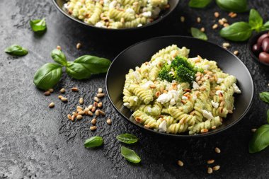 Çam fıstıklı kremalı brokoli peynirli makarna. Sağlıklı yemek..