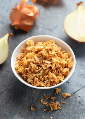 Kızarmış soğan gevrekleri beyaz kasede