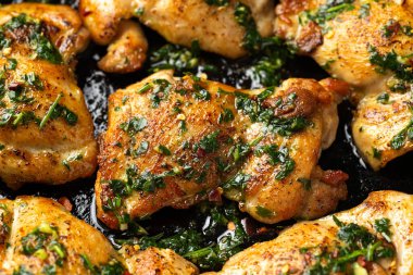 Ev yapımı Chimichurri Tavuk butları demir tavada yemeye hazır..