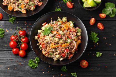 Domatesli, kırmızı ve beyaz kinoa tabbouleh salatası, paprika ve nane. Vejetaryen, vejetaryen gıda konsepti.