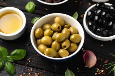 Taze yeşil, kalamata ve siyah zeytinlerin karışımı. Sağlıklı çerez.