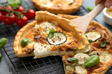 Güneş yanığı domates, keçi peyniri ve yanında salata ile servis edilen dökme demir tavada kabak kiş..