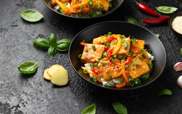 Hausgemachtes Tofu Mit Gemüse Und Reis Schwarzer Schüssel Braten — Stockfoto