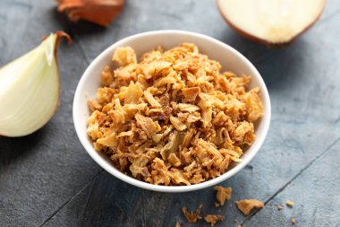 Kızarmış soğan gevrekleri beyaz kasede