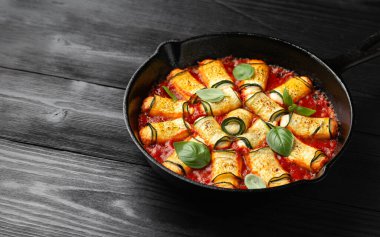 Fırında kabak, ricotta, marinara soslu pekorino peyniri. Sağlıklı yemek..