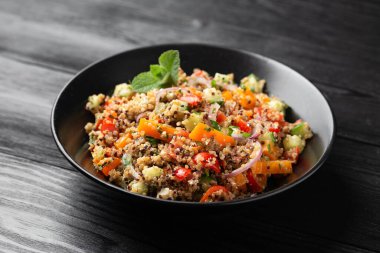 Domatesli, kırmızı ve beyaz kinoa tabbouleh salatası, paprika ve nane. Vejetaryen, vejetaryen gıda konsepti.