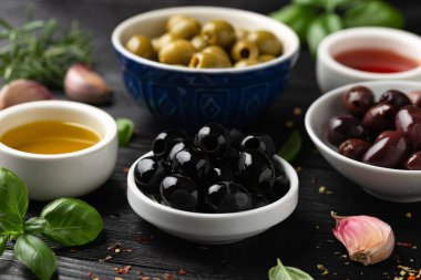 Taze yeşil, kalamata ve siyah zeytinlerin karışımı. Sağlıklı çerez.