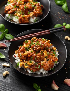 Çıtır kaju tavuğu pilavla kızartılmış. Asya yemeği götürmüş..