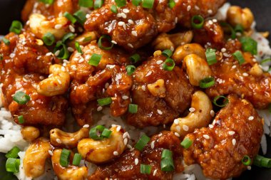 Çıtır kaju tavuğu pilavla kızartılmış. Asya yemeği götürmüş..