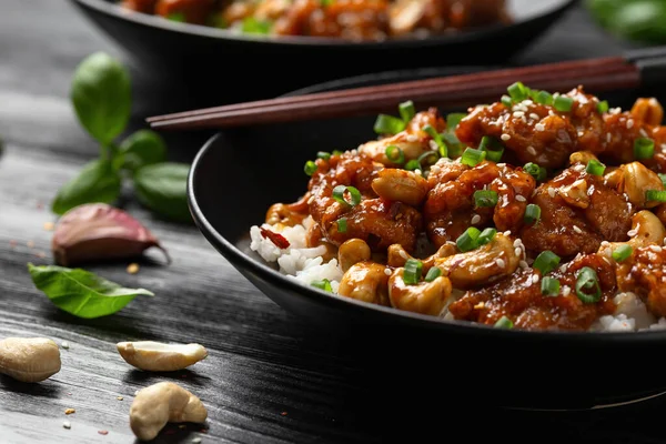 Çıtır kaju tavuğu pilavla kızartılmış. Asya yemeği götürmüş..