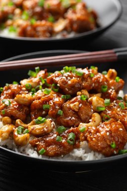 Çıtır kaju tavuğu pilavla kızartılmış. Asya yemeği götürmüş..