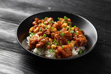 Çıtır kaju tavuğu pilavla kızartılmış. Asya yemeği götürmüş..