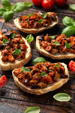 Sicilya patlıcan, patlıcan caponata ve taze beyaz ekmek..